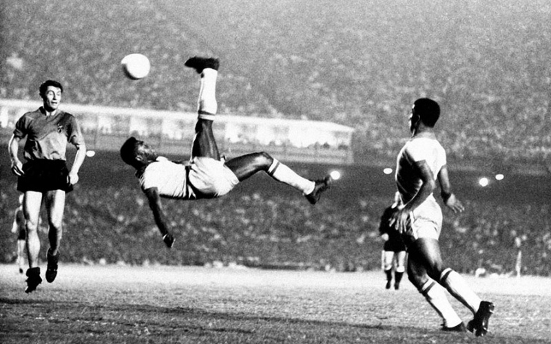 Pelé đã khiến cả thế giới kinh ngạc với pha vô lê hoàn hảo vào lưới Thụy Điển tại World Cup 1958