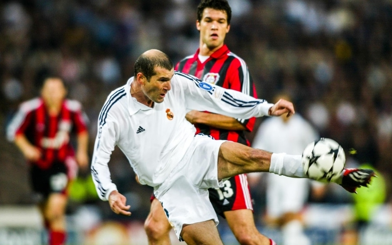 Zinedine Zidane đã để lại dấu ấn với bàn thắng quyết định bằng cú vô lê 