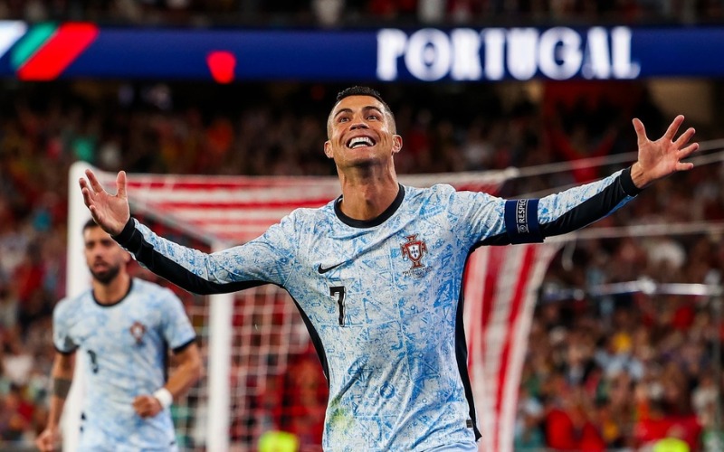 Cristiano Ronaldo thiết lập kỷ lục bóng đá chưa từng có